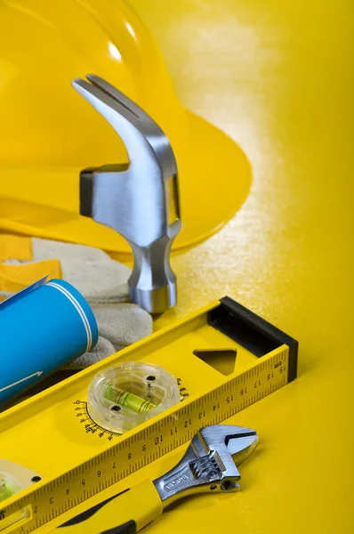 Инструменты для ремонта на желтом фоне — стоковое фото