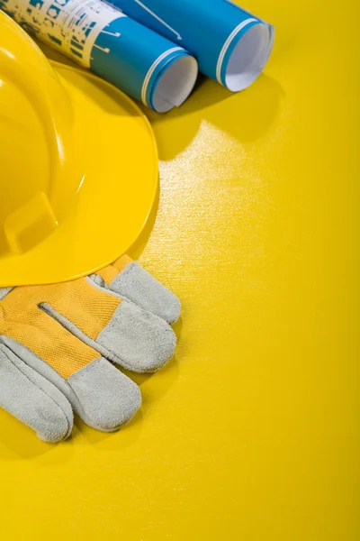 Вертикальне копіювання робочих інструментів на жовтому столі — стокове фото