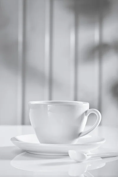 用勺子在白色陶瓷咖啡杯子 — 图库照片