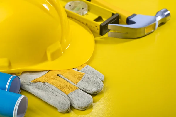 Composição de ferramentas de trabalho na tabela amarela — Fotografia de Stock