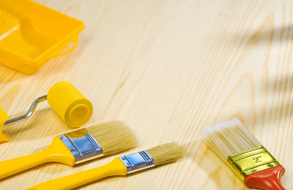 Инструменты для покраски на деревянных досках — стоковое фото