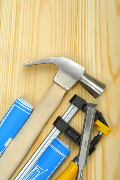 Çekiç ve keski planları ile mengene marangoz — Stok fotoğraf