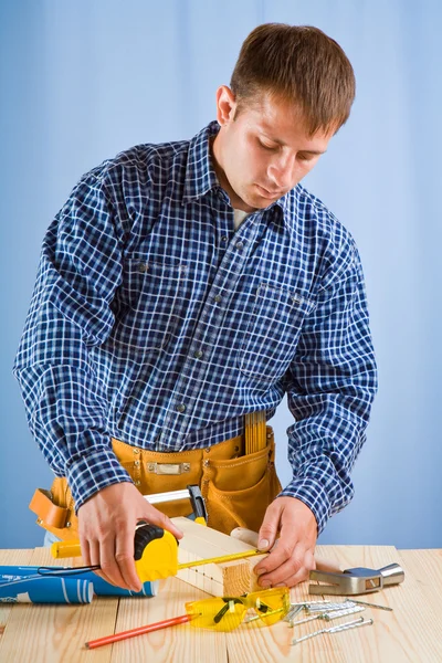 Carpinteiro faz medição — Fotografia de Stock