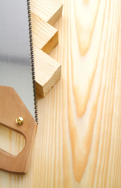 Copyspace imagem serra manual e madeira — Fotografia de Stock