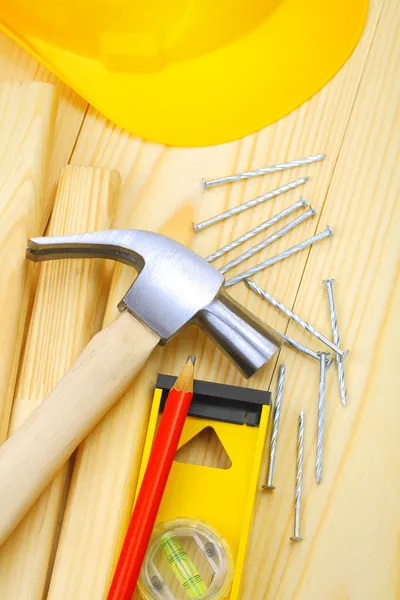 Hammer nails level pencil plank harhat — Stock Photo, Image