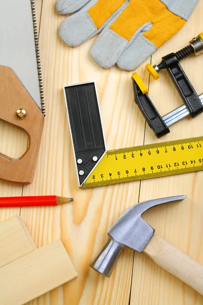 Conjunto de herramientas de carpintería sobre tablones de madera —  Fotos de Stock