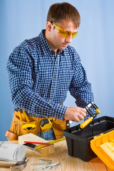 Trabalhador leva carpinteiro vise — Fotografia de Stock