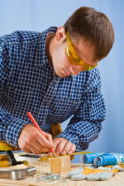 Trabalhador com lápis — Fotografia de Stock