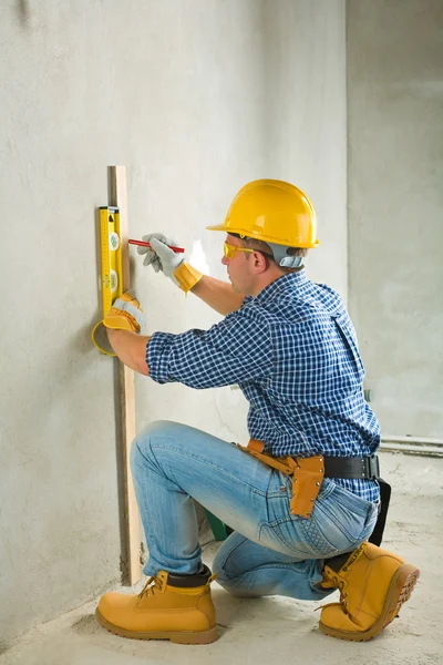 Constructor en la pared de hormigón — Foto de Stock