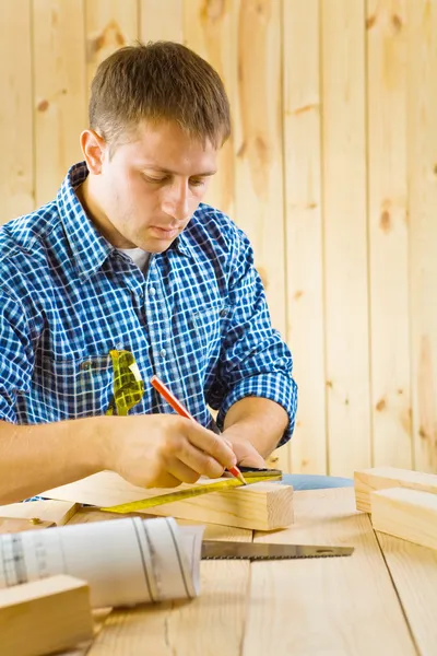 Kalemle bir marangoz — Stok fotoğraf
