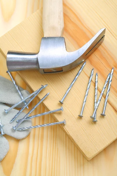 Složení kladivo a hřebíky s detailním rukavice — Stock fotografie