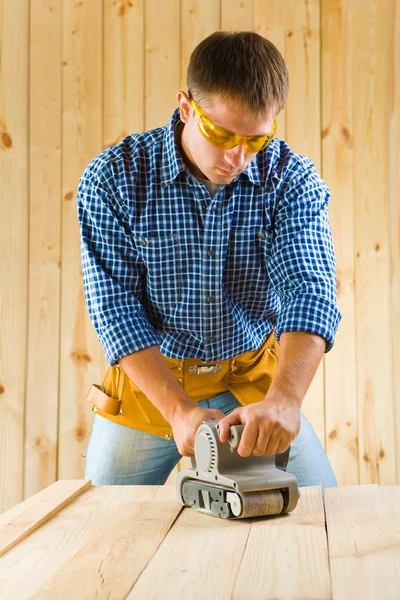 Männer arbeiten mit Feinschleifer — Stockfoto