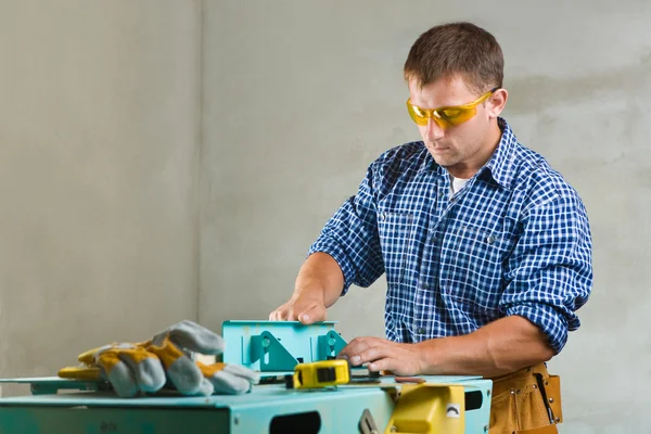 Trabajador prepara la mashine de carpintería para trabajar — Foto de Stock