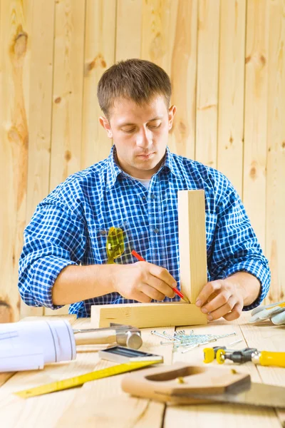 Carpinteiro faz obras com lápis — Fotografia de Stock