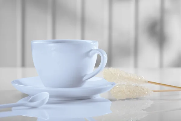 Taza de café con cuchara y azúcar stickon mesa blanca —  Fotos de Stock