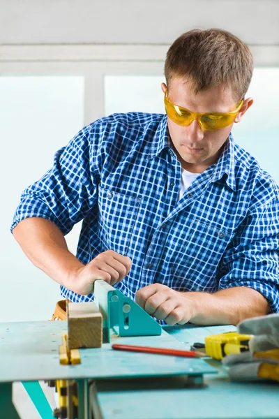 Arbetstagaren justerar träbearbetning maskin — Stockfoto