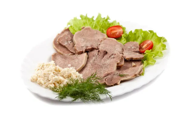 Gekookt kalfsvlees tong met Groenen en een paard-radijs — Stockfoto