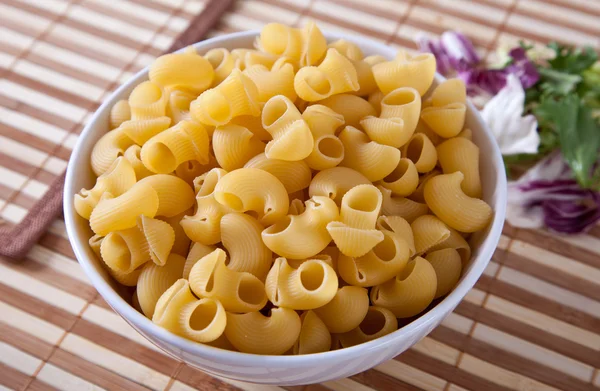 Uncooking pasta italiana in ciotola — Foto Stock