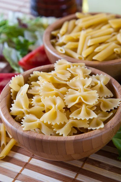 Неприготовленные итальянские макароны — стоковое фото
