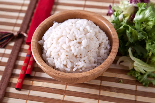 Reis in Bambusschüssel mit Essstäbchen — Stockfoto