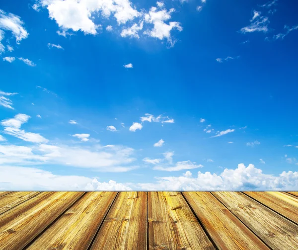 Modrá obloha a dřevěnou podlahu pozadí — Stock fotografie