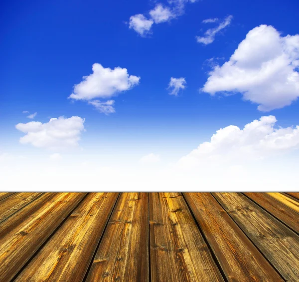 Blauwe hemel en houten vloer achtergrond — Stockfoto