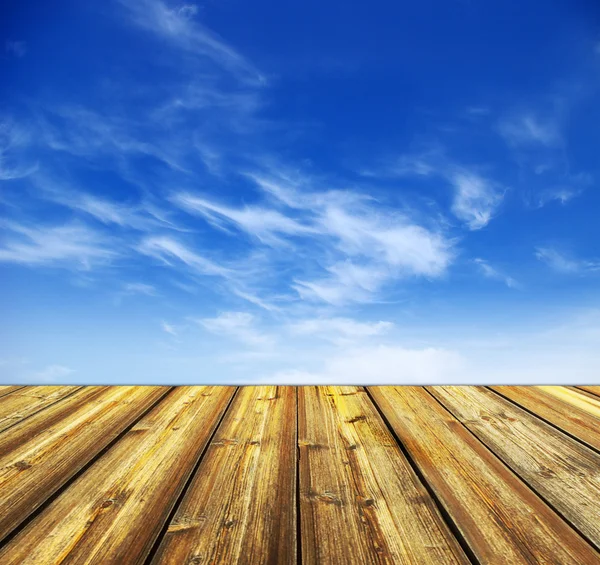 青い空と木製の床の背景 — ストック写真