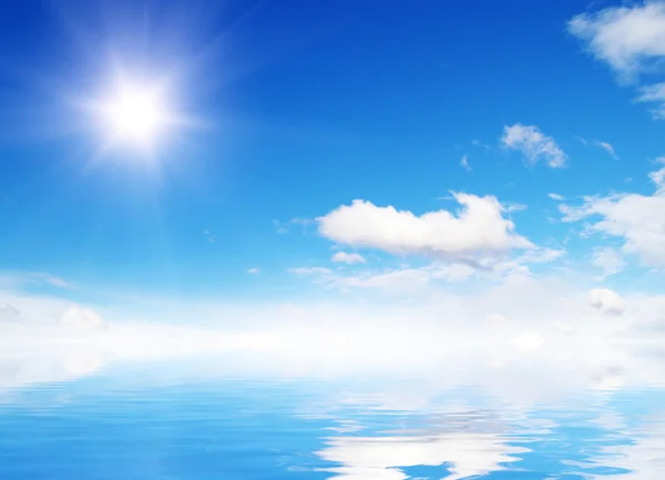 Білі пухнасті хмари з веселкою на блакитному небі — стокове фото