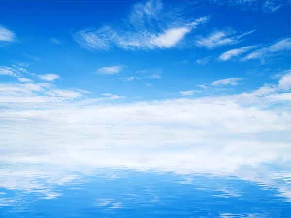 白色蓬松的云彩与蓝蓝的天空中的彩虹 — 图库照片