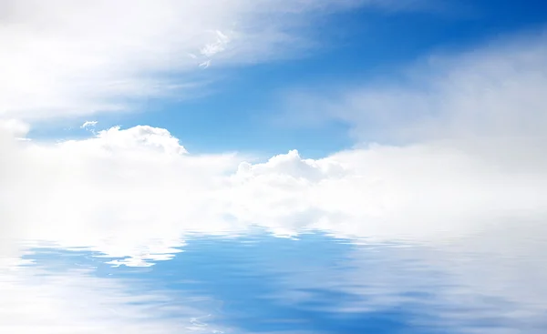 Bílý načechraný mraky s duhou na modré obloze — Stock fotografie