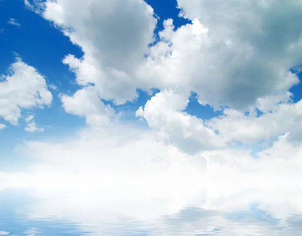 Bianco soffice nuvole con arcobaleno nel cielo blu — Foto Stock