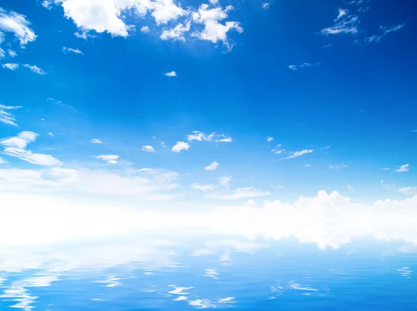 Nuvens brancas fofas com arco-íris no céu azul — Fotografia de Stock