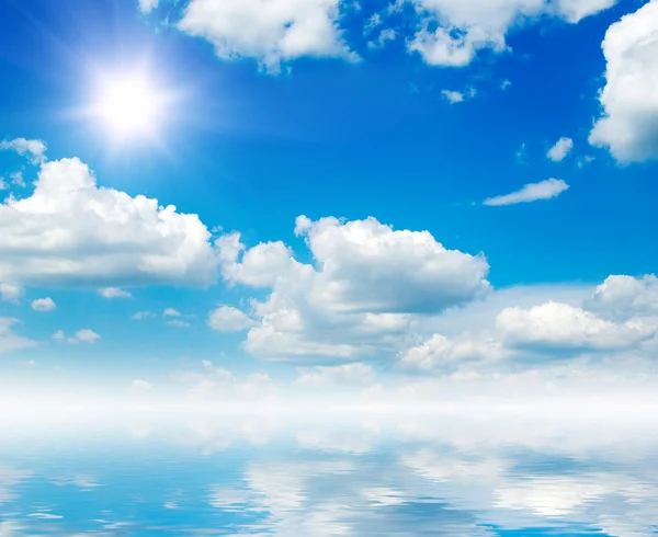 푸른 하늘에 무지개와 하얀 솜 털 구름 — 스톡 사진