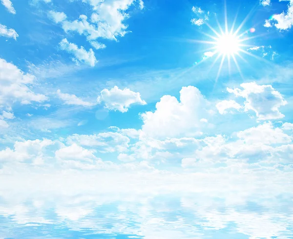 Vita fluffiga moln med regnbåge i den blå himlen — Stockfoto