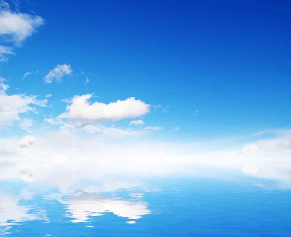 白色蓬松的云彩与蓝蓝的天空中的彩虹 — 图库照片