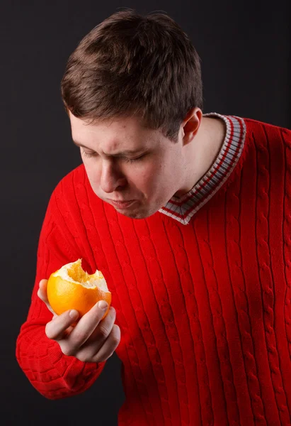 Ο τύπος που πιέζει το χυμό από το πορτοκάλι — Φωτογραφία Αρχείου