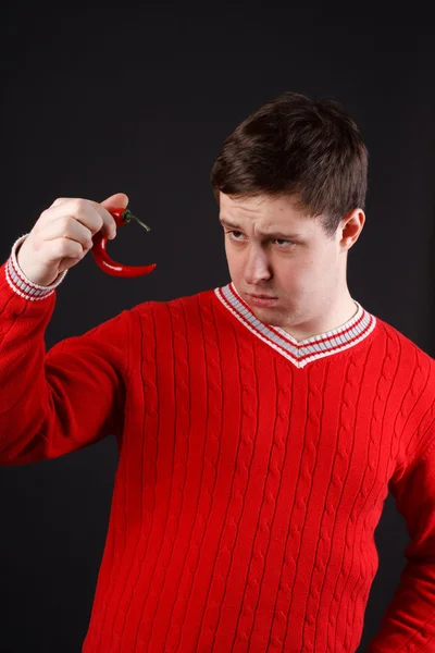 Νεαρός άντρας τρώει πιπέρι. μια σειρά διαδοχικών πυροβολισμών. — Φωτογραφία Αρχείου