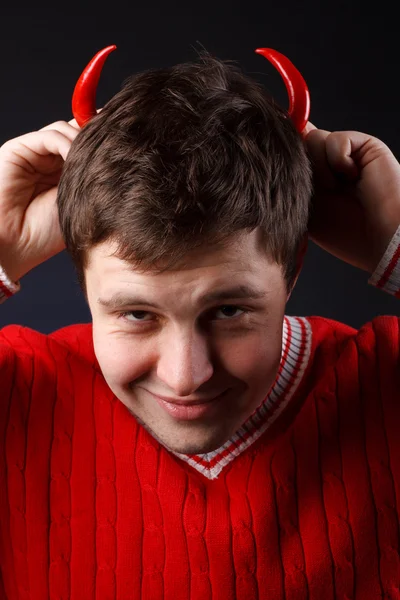 Junger Mann mit roten Hörnern aus Pfeffer — Stockfoto