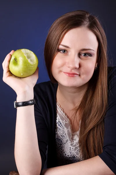 Porträt eines attraktiven jungen Mädchens mit einem Apfel — Stockfoto