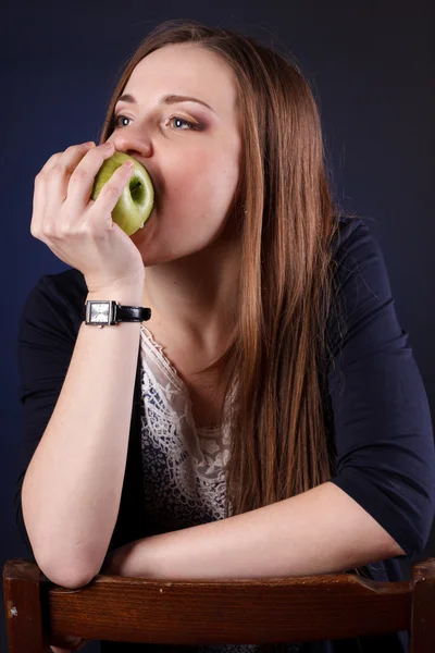 リンゴと魅力的な若い女の子の肖像画 — ストック写真