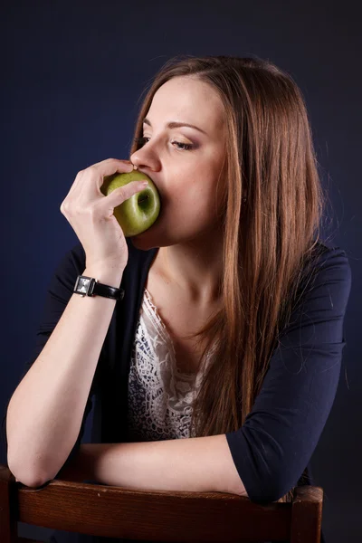 Portrait of an attractive young girl with an apple — Stock Photo, Image
