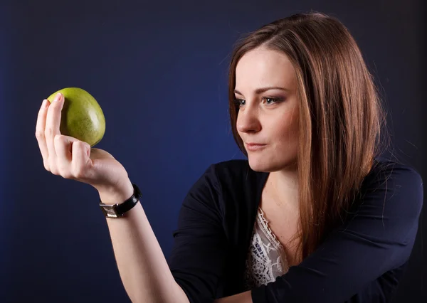 Retrato de uma jovem atraente com uma maçã — Fotografia de Stock