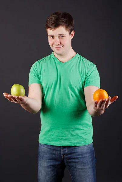 Chooses a fruit — Stock Photo, Image