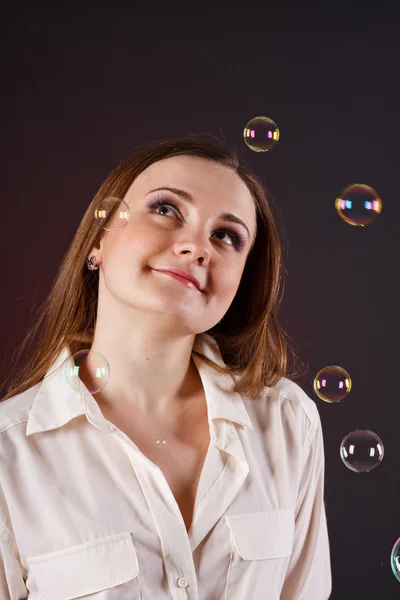 Dívka foukat bubliny — Stock fotografie