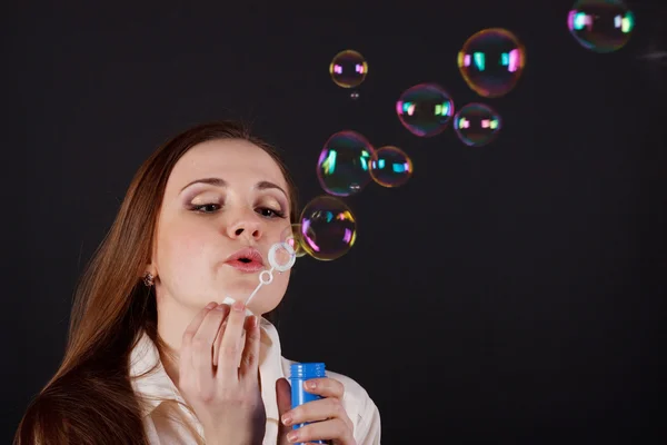 Chica soplar burbujas — Foto de Stock