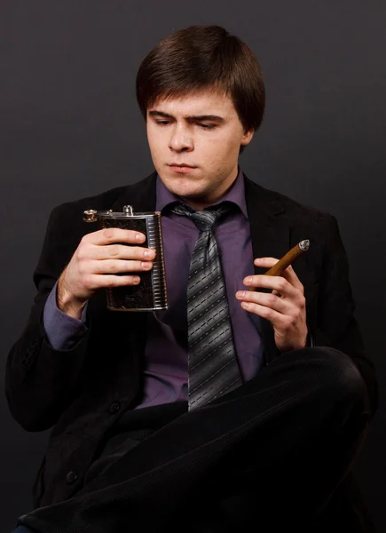Jeune homme d'affaires fumant un cigare — Photo
