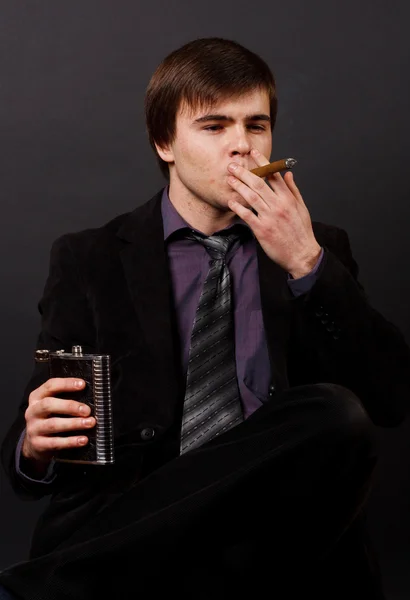 Joven empresario fumando un cigarro —  Fotos de Stock