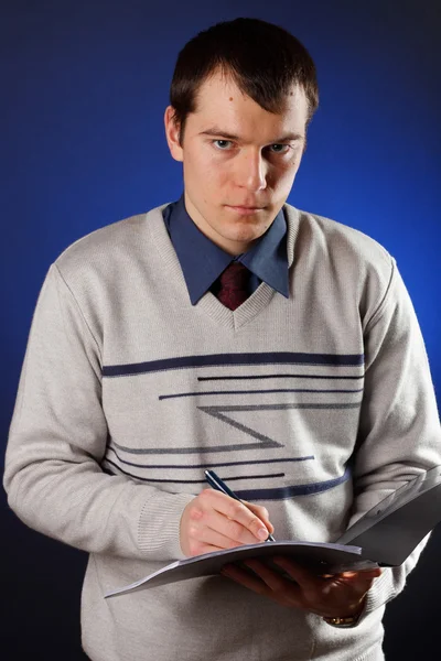 Πορτρέτο του όμορφος νεαρός άνδρας ανάγνωση συμβόλαιο — Φωτογραφία Αρχείου