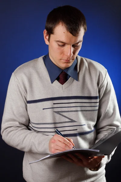 계약을 읽고 하는 잘생긴 젊은 남자의 초상화 — 스톡 사진