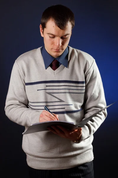 Portret van knappe jonge man lezen een contract — Stockfoto